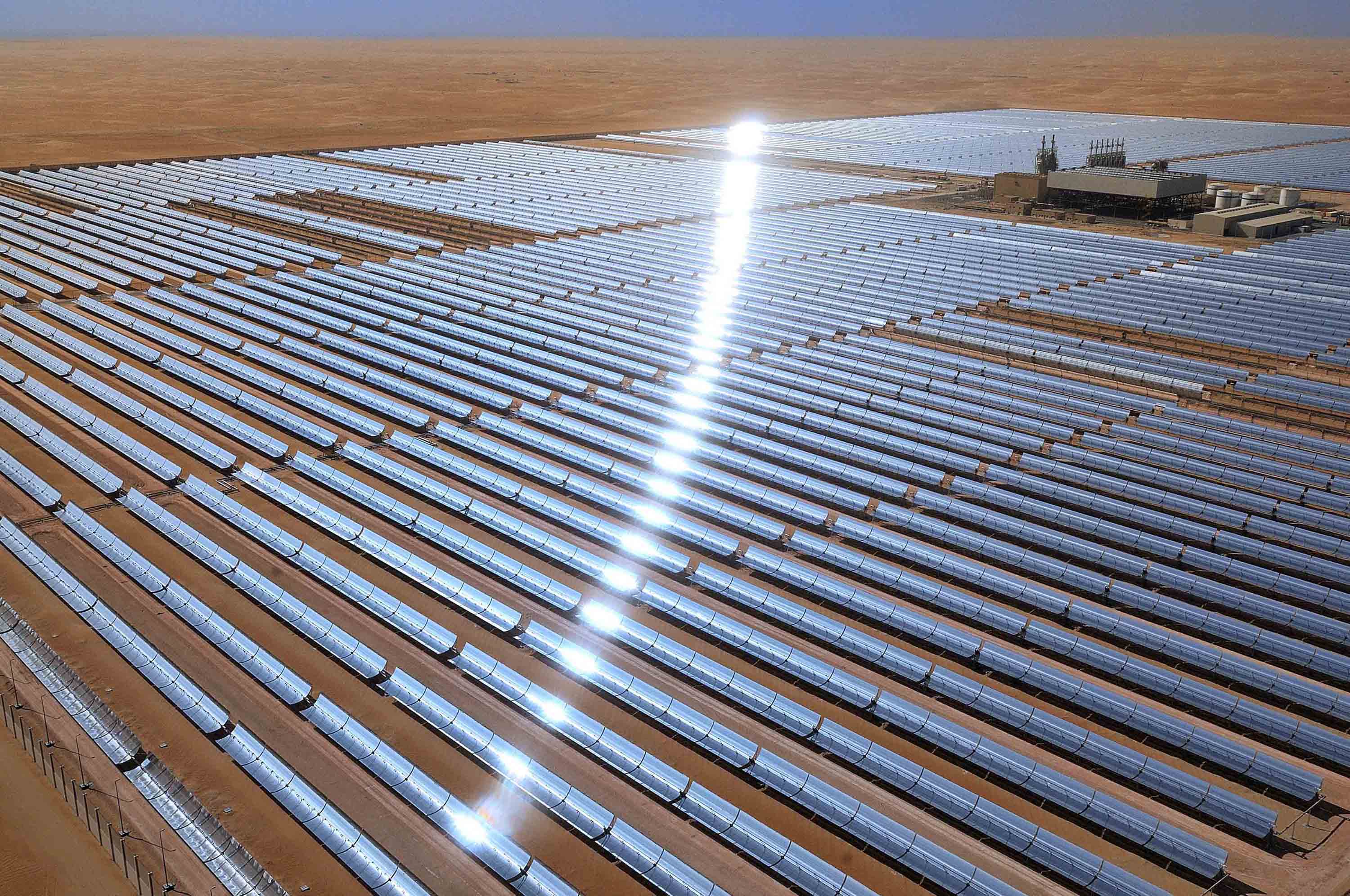 Концентрат энергии. Солнечная электростанция Абу-Даби, ОАЭ. Масдар Солнечная электростанция. Уарзазат Солнечная электростанция. Солнечная станция Абу Даби.